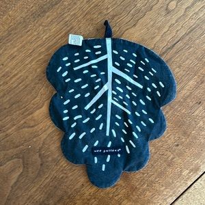 Black and white crinkly leaf toy